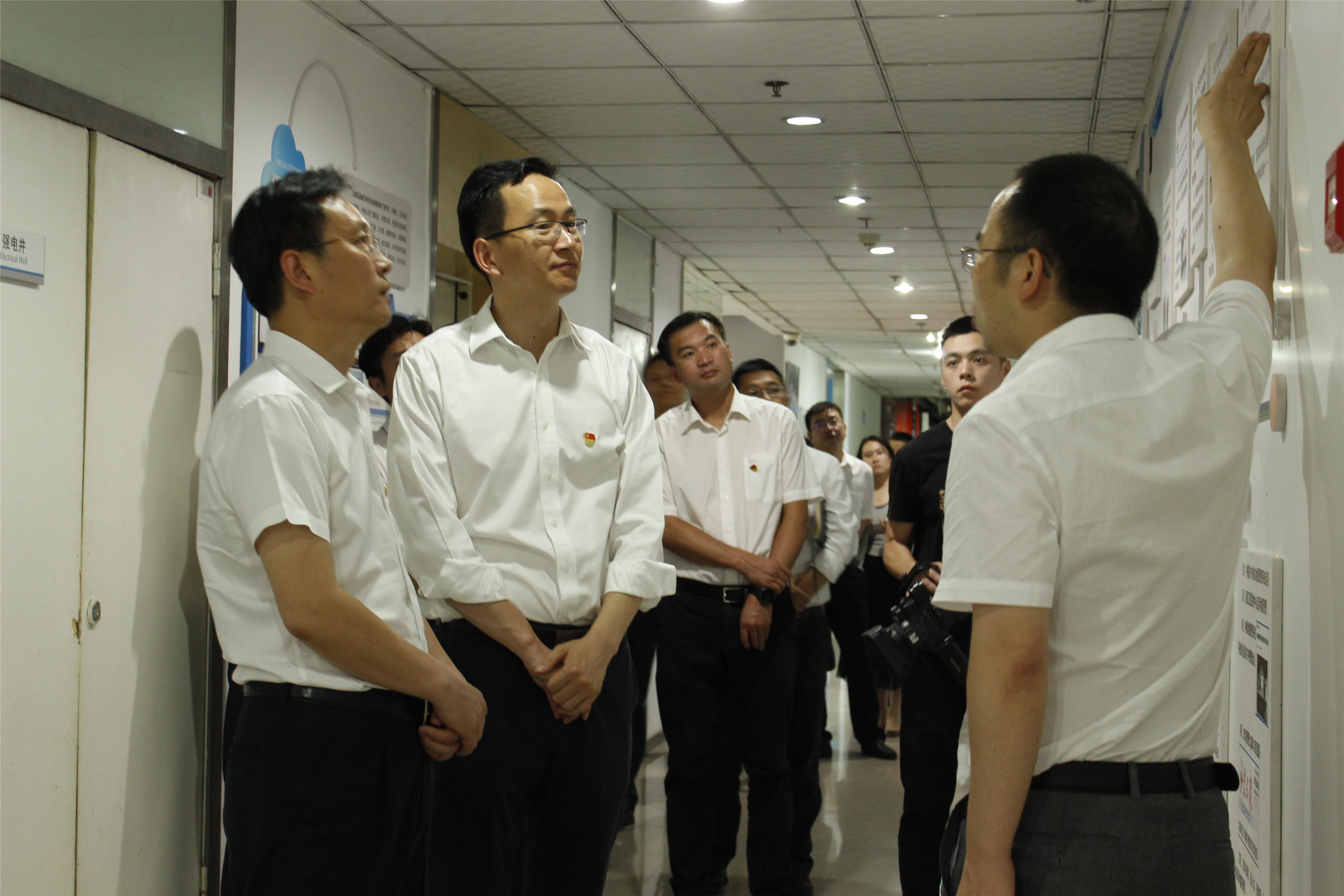 建党98周年 成都市委组织部部长胡元坤、成都高新区管委会书记方存好 视察成都高新减灾研究所